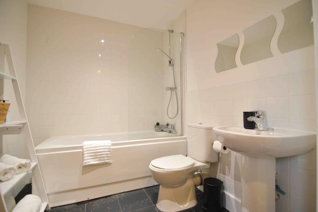 Cosy, Centrally Located Studio With Gated Parking! 러프버러 외부 사진