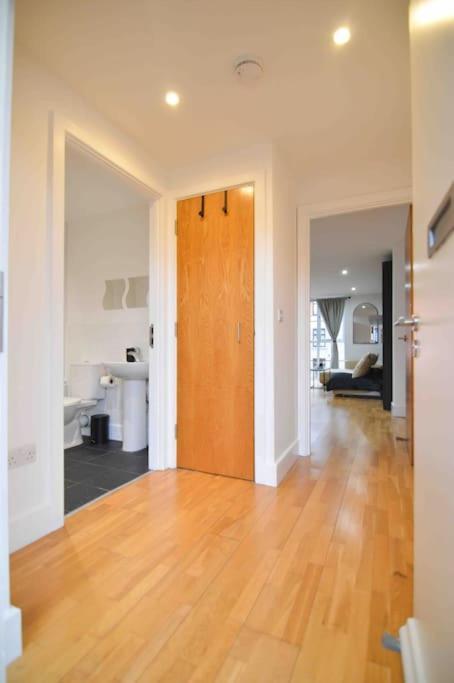 Cosy, Centrally Located Studio With Gated Parking! 러프버러 외부 사진