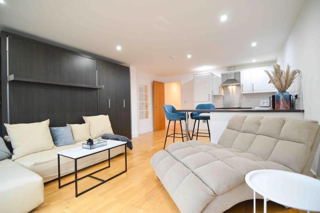 Cosy, Centrally Located Studio With Gated Parking! 러프버러 외부 사진