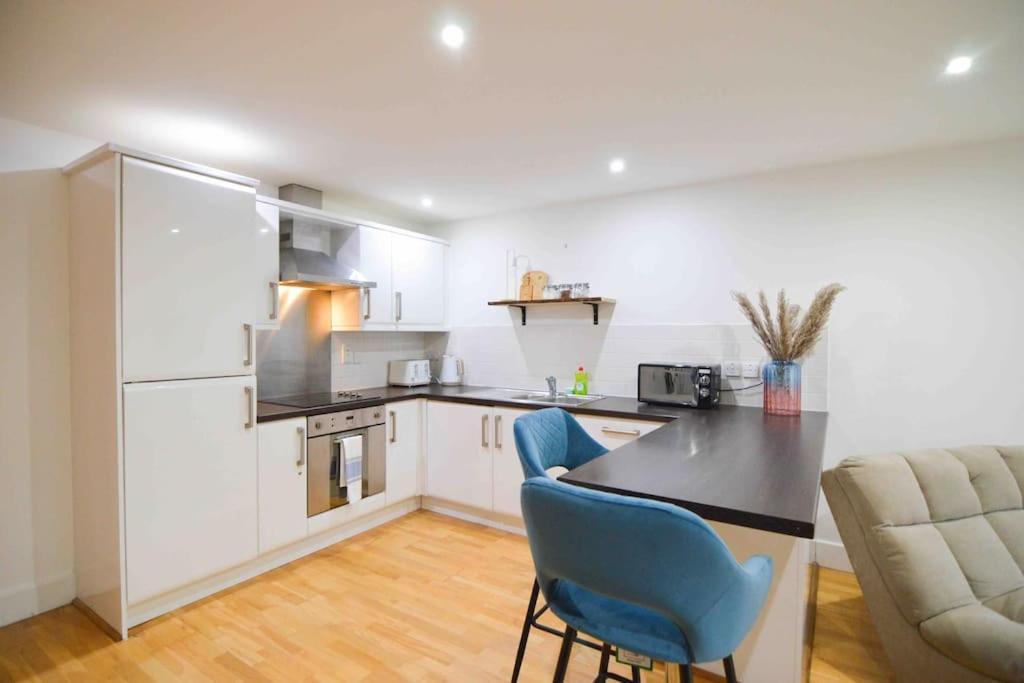 Cosy, Centrally Located Studio With Gated Parking! 러프버러 외부 사진