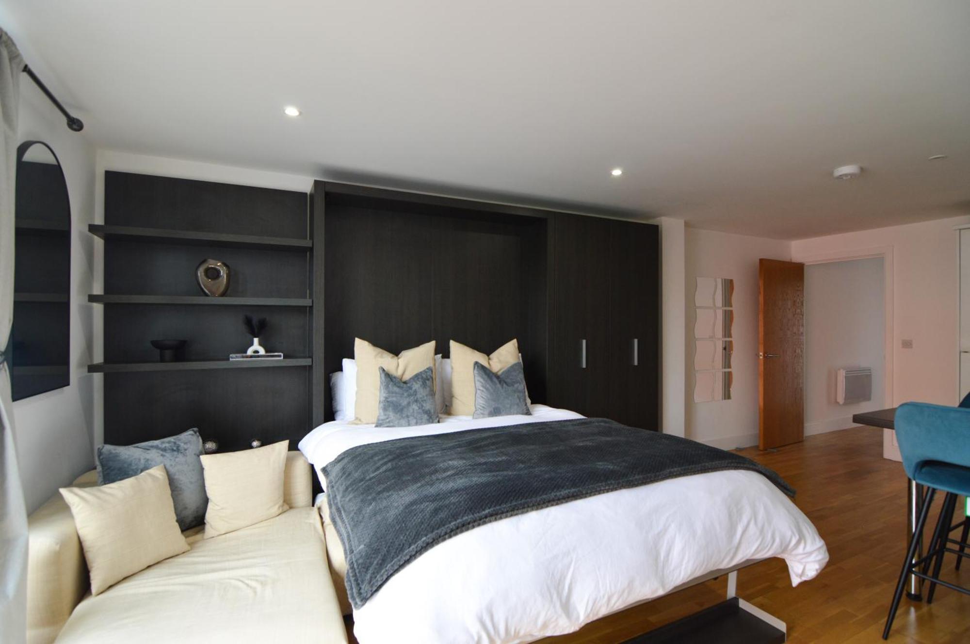 Cosy, Centrally Located Studio With Gated Parking! 러프버러 외부 사진